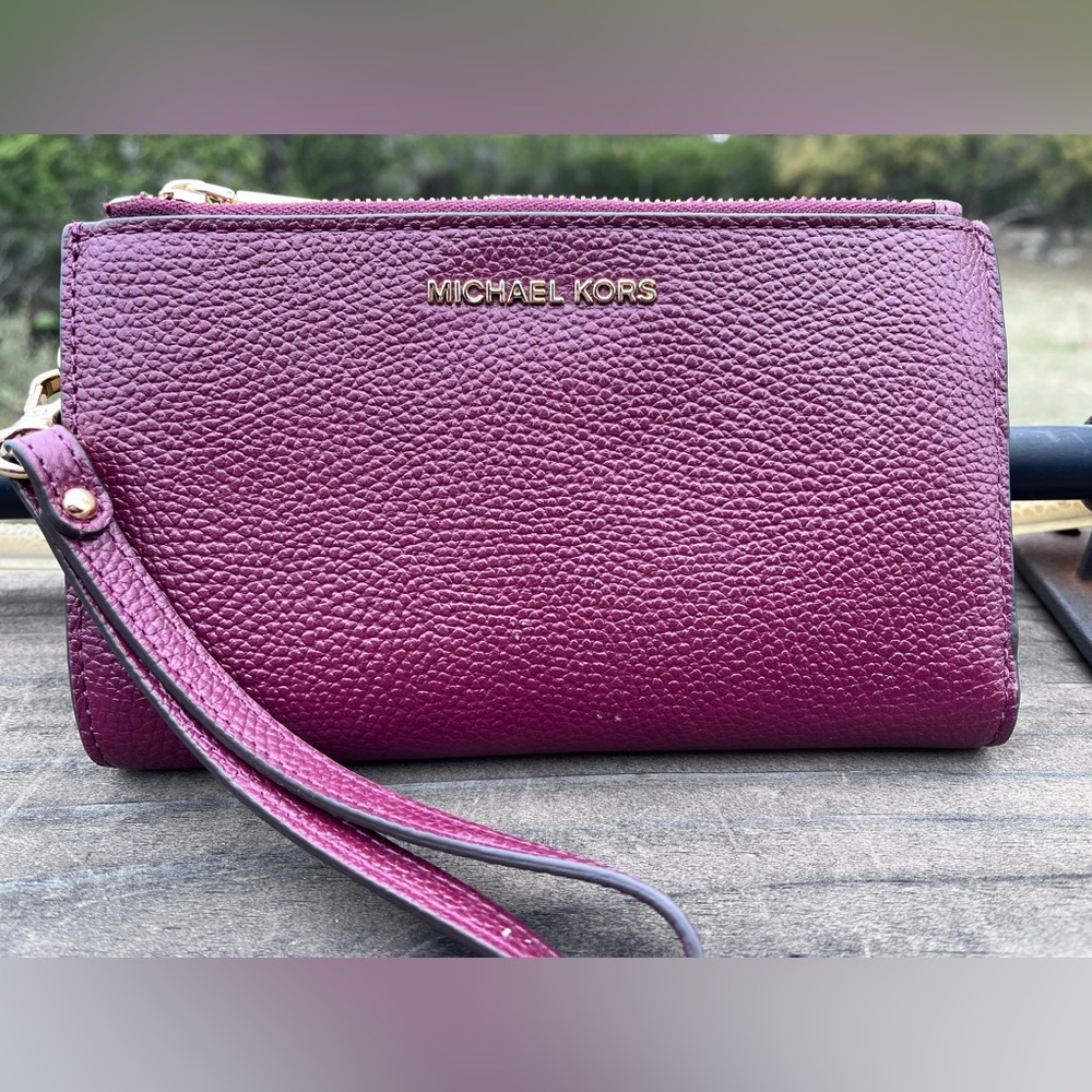 EUC Michael Kors Double Zip with Detachable Strap Wristlet/Wallet